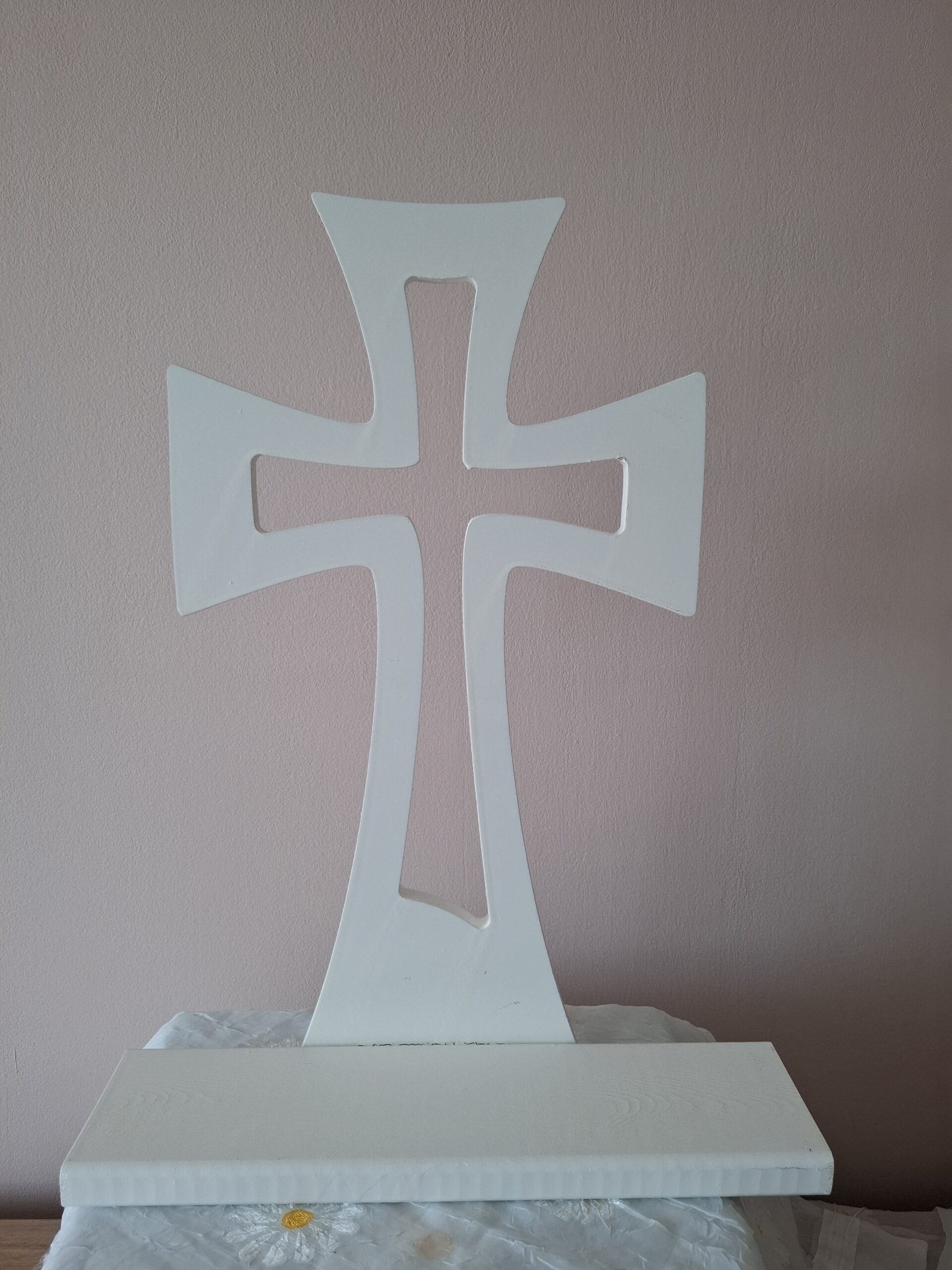 Krzyż wzór 6 baza stroik kompozycja kwiatowa nagrobna białe
